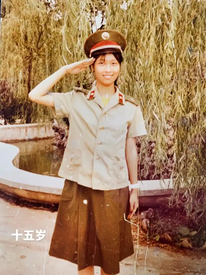 每一张照片都是满满的回忆 #最美军装 泛黄的照片记录着少女 - 抖音