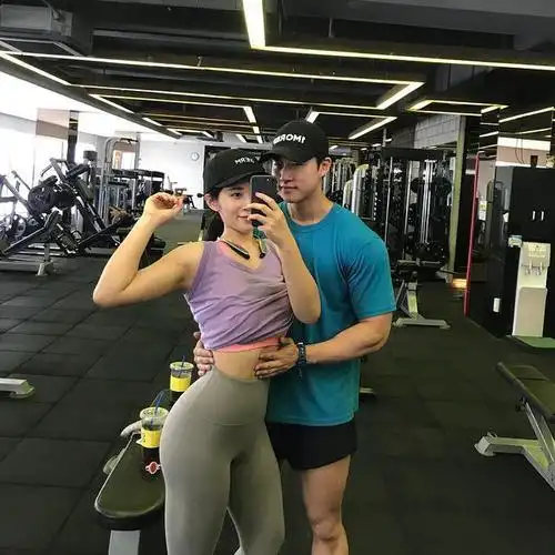 健身情侣秀恩爱女的性感男的健壮羡煞旁人