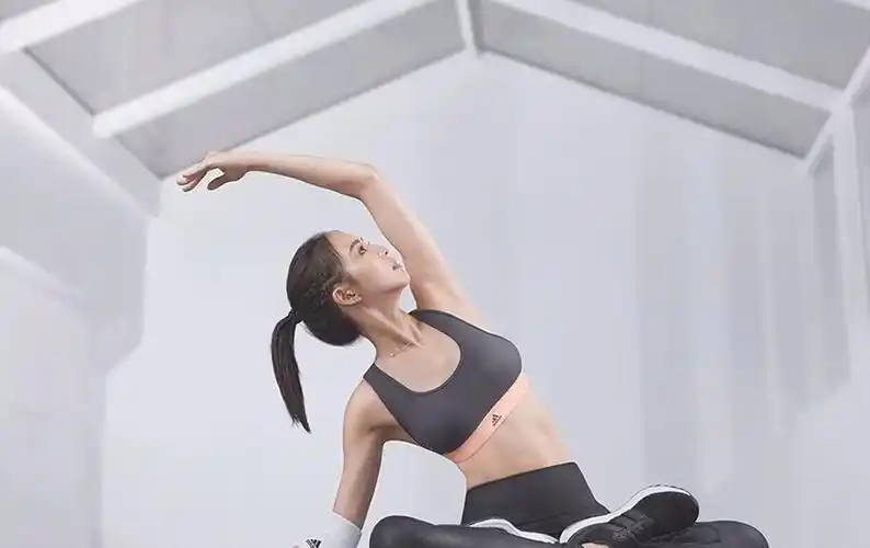 张钧甯,泳池和健身房美照曝出,网友:这泳装引人注意!