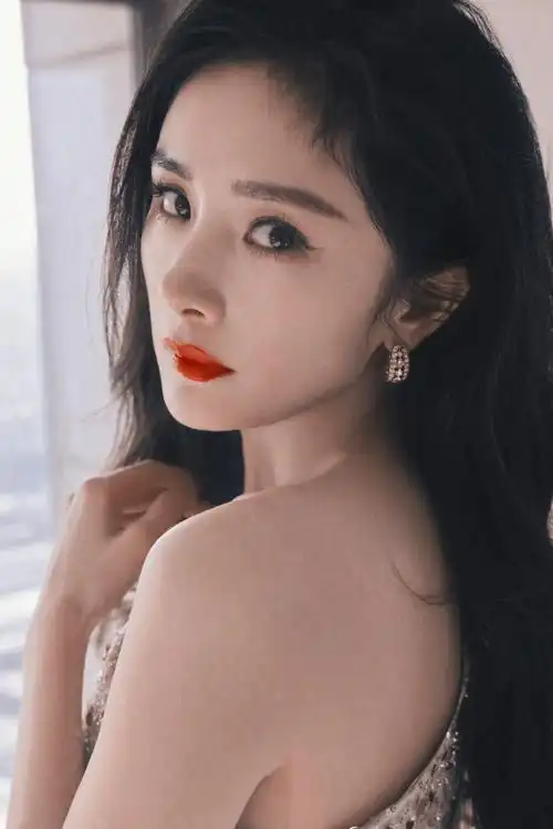 杨幂最新大片,鎏金长裙造型好漂亮啊,blingbling耀眼又迷人,整个人