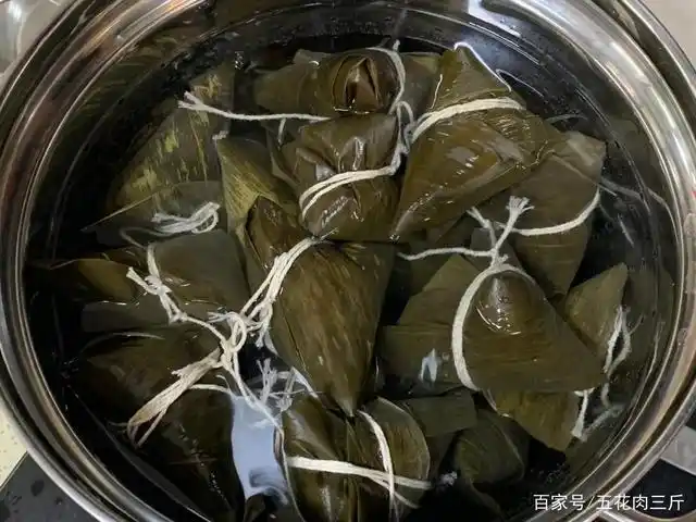 烹煮粽子:将一整捆包好的粽子,放入高压锅或者电饭锅蒸熟,一锅香排珑