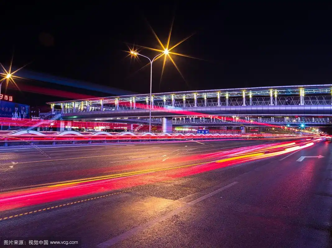 北京中关村十字路口夜晚的道路交通