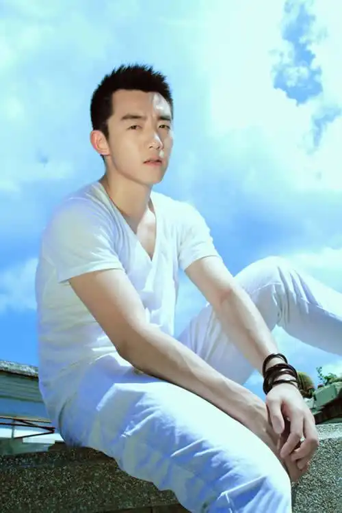 郑恺全新写真曝光 春光明媚大展白衣诱惑