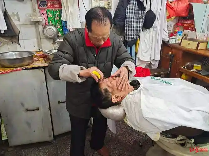 ↑龚海清给客人修面.