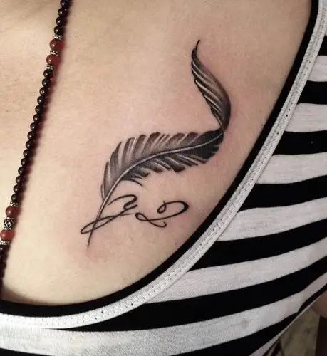南京痴情妹子的胸口羽毛字母纹身图案