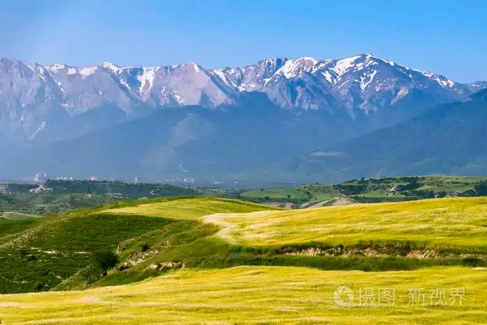 有山脉和山丘的景观