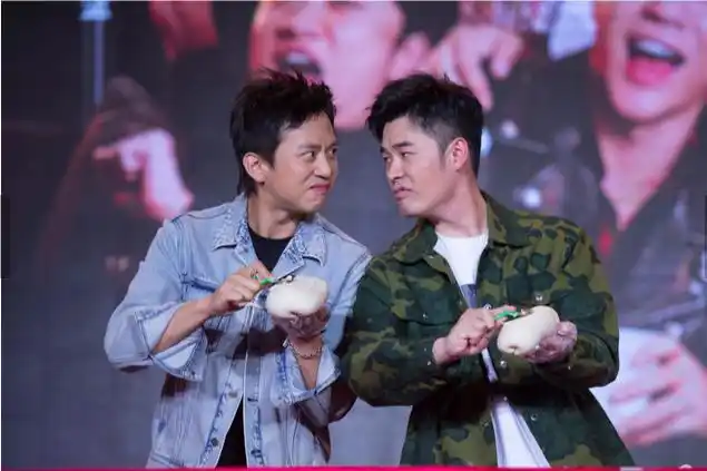 邓超坐墙角为跑男送祝福,怀念老成员,更希望新成员能够录制顺利