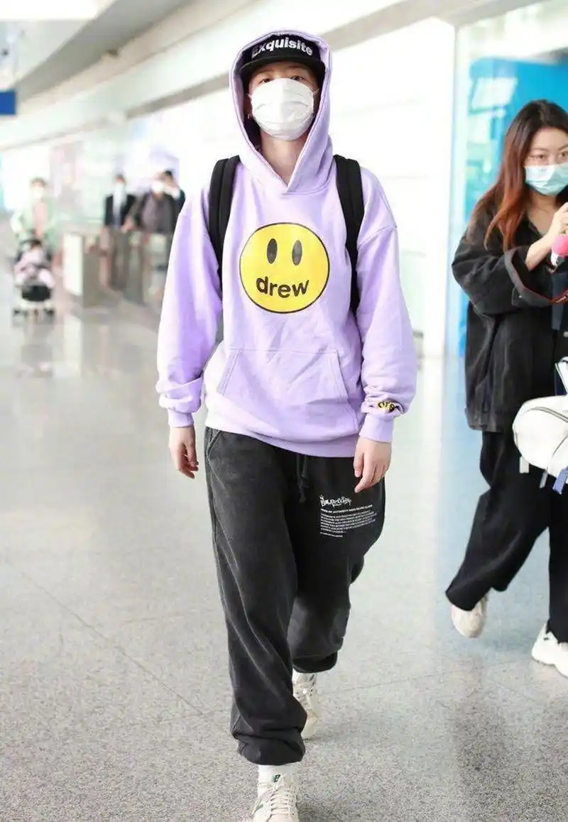 李斯丹妮"男友风"穿搭不错,穿"帽衫"戴棒球帽,比李宇春还帅