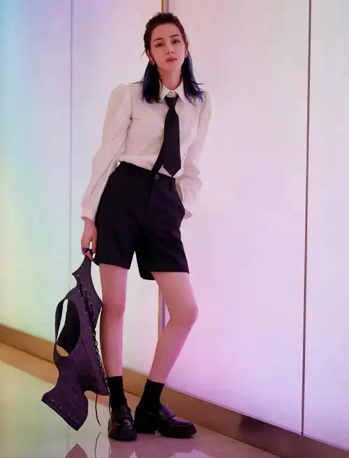 迪丽热巴白衬衣西装短裤蓝色挑染高马尾青春气息满满甜酷范儿