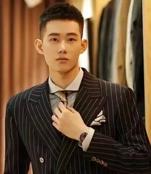 夏季男生流行发型 潮男必剪的男生短发_时尚_层次感_修剪