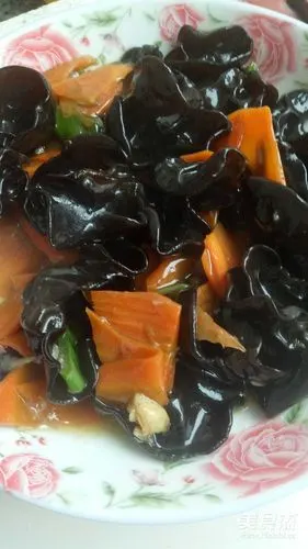 胡萝卜炒木耳的做法