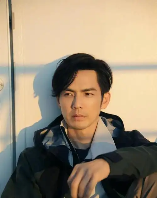 身为钟汉良的妹妹,钟秀萍比起哥哥来颜值就逊色了很多,五官与哥哥神似