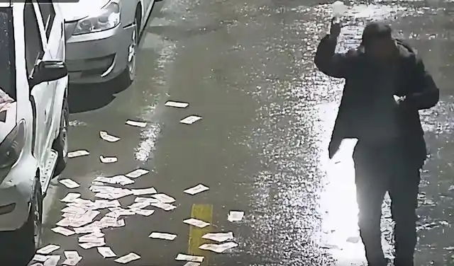 小区下起"钞票雨",大量百元现金从天而降!热心男子手举输液瓶维护现场