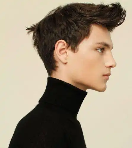 男生侧脸帅的5条特征中1条就偷着乐吧