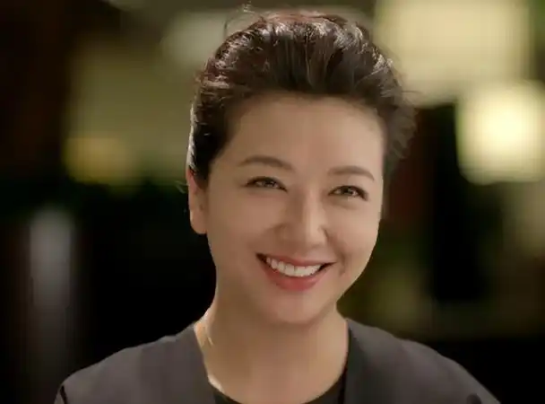 靳东:两次爱上离婚妇女,不顾家人反对娶了二婚女,如今很幸福