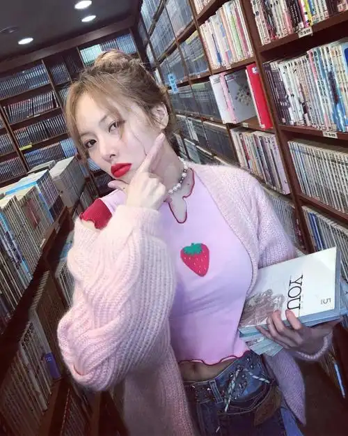 鬼马系ins少女泫雅