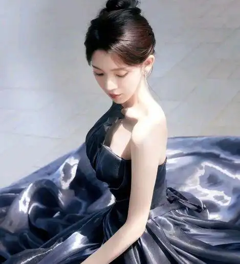 陈瑶一身藏蓝色抹胸礼服裙亮相,彰显出时尚高贵的气质_网易订阅