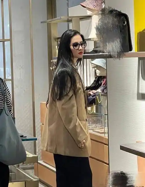 无滤镜皮肤仍吹弹可破,衣品却一言难尽_网友_西装_女明星