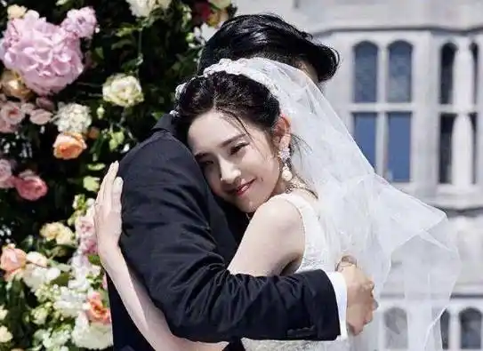 沈梦辰,宋茜和李沁四位伴娘,分别都有发照片出来,张若昀和唐艺昕只