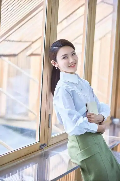 央视《诗词大会》主持人龙洋惊艳写真集_网易订阅