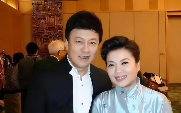 以为知道张也顾及母亲,于是吕继宏还专门带上张母,他们一家人一起出去