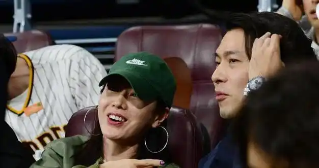 玄彬孙艺珍同框看球赛玄彬幸福肥显邋遢女方颜值依旧在线