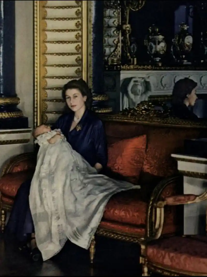 历史老照片,年轻时期的英国女王伊丽莎白二世,她五官精致,面容姣好