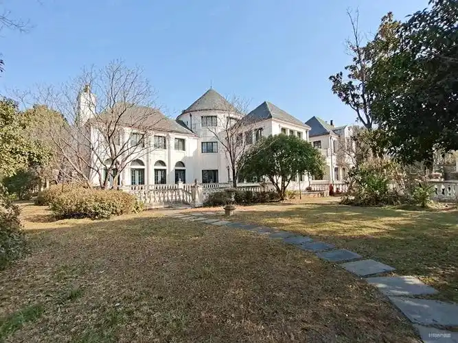 淀山湖壹号临湖豪装独栋别墅花园8亩带室内电梯室内外泳池