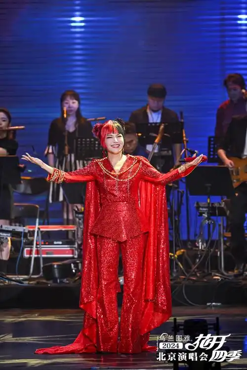 时伴舞,充满活力的广场舞,让乌兰图雅的歌声更具动感,让演出现场的