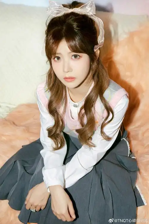 tourniquet x赖美云超话感谢@赖美云上身tnqt蕾丝西装半身裙是可爱的