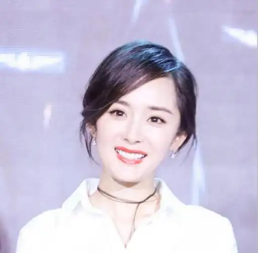 杨幂下牙只有6颗(杨幂牙齿没有后槽牙)