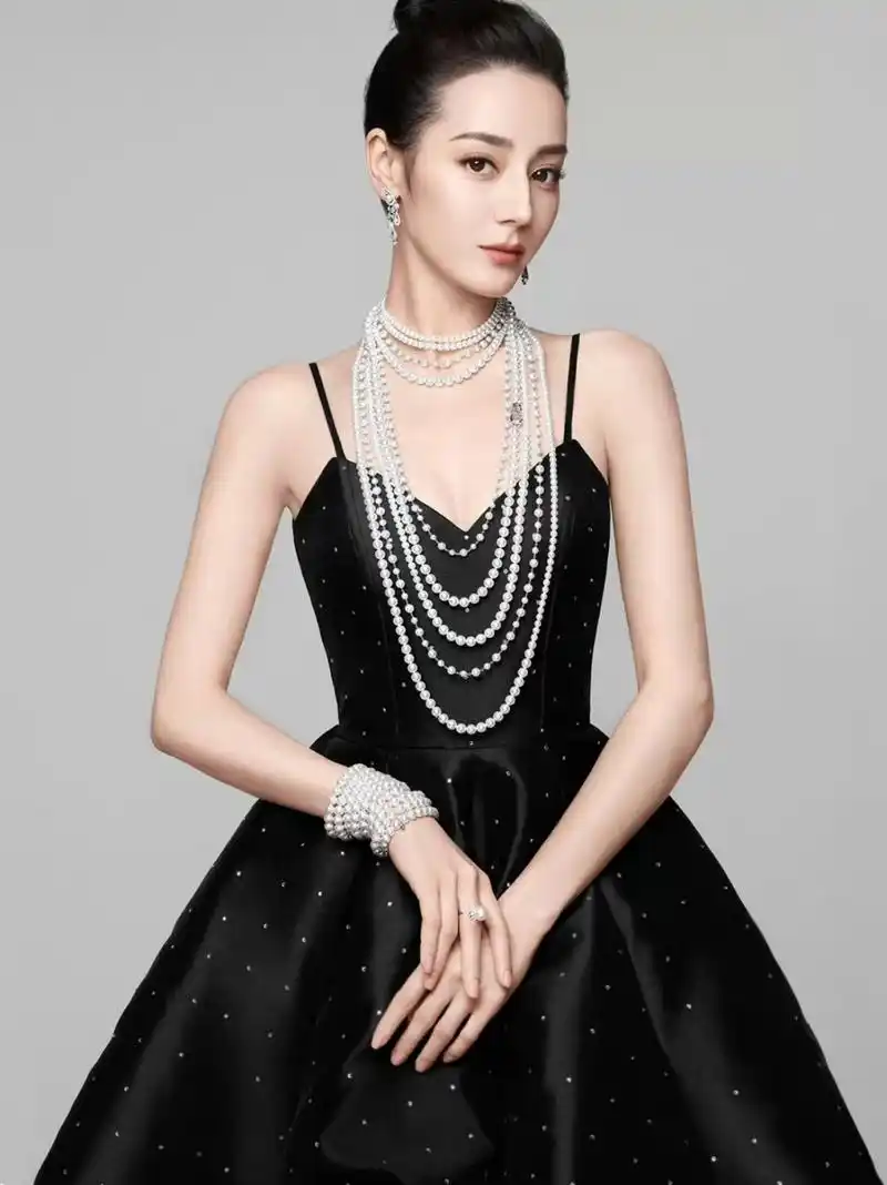 迪丽热巴这代言人是有点称职在身上的,恨不得把所有珠宝首饰都戴在