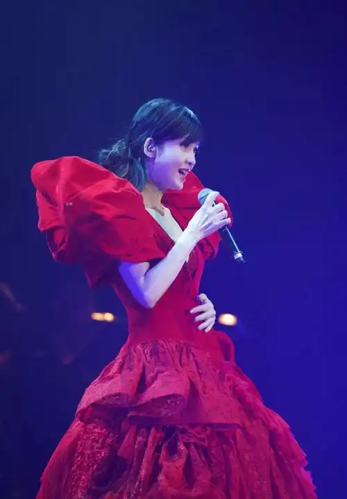 51岁的周慧敏演唱会造型曝光,更是让李克勤感叹"30年不变"!