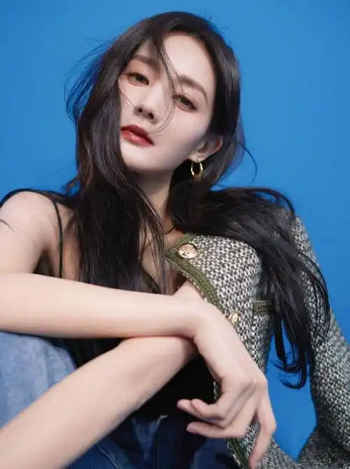 李一桐的黑色吊袜带造型酷炫又飒爽,漂亮又独特的裤装造型太迷人了