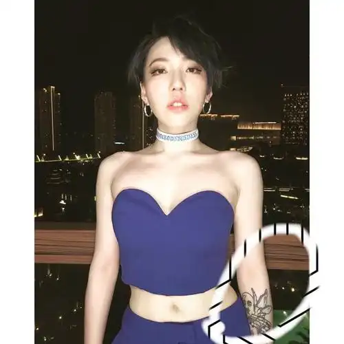 一身蓝吴莫愁傲人身材抢镜!这一细节引网友关注?