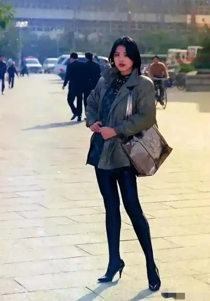 老照片:90年代初,广州街头,一个东北女孩的惊艳美拍.