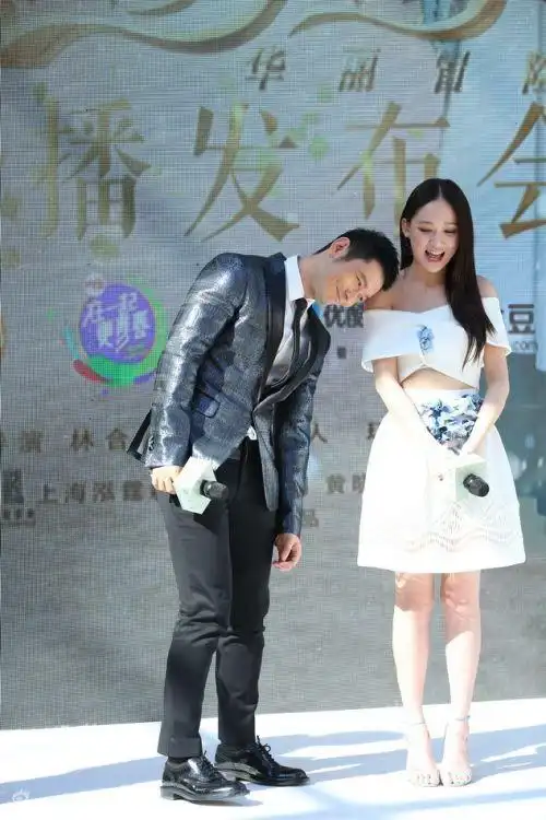 陈乔恩胸咚黄晓明 《锦绣缘》发布会现场教主围裙扮