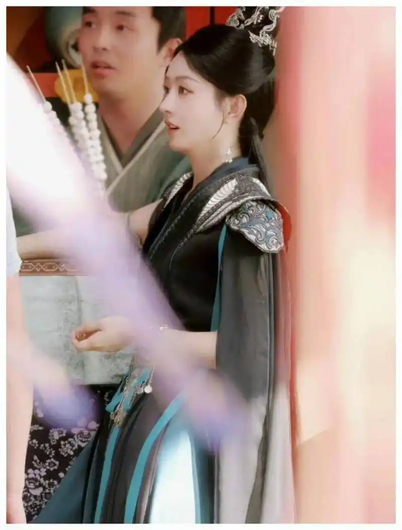 赵丽颖戴着面纱路透社,穿着黑色的戏服,用黑色的面纱遮住了脸颊.