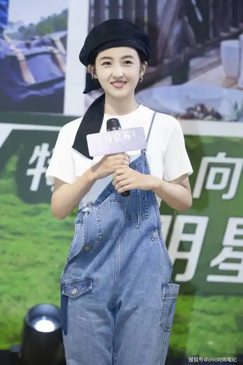 百变穿搭女孩张子枫因绯闻恋情脱粉却凭一身普拉达回温