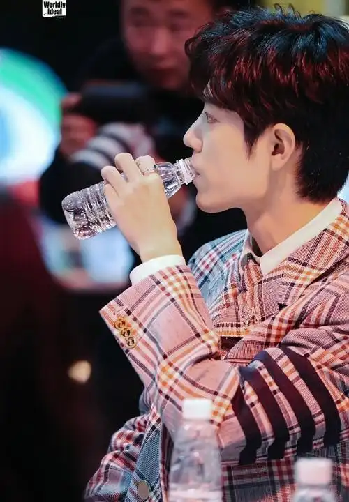 肖战顾魏#帅哥喝水01