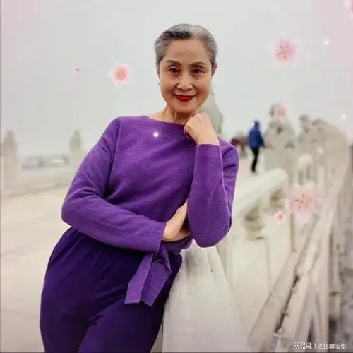 别再纠结70岁要不要染发了显老的不是白发而是不适合的发型