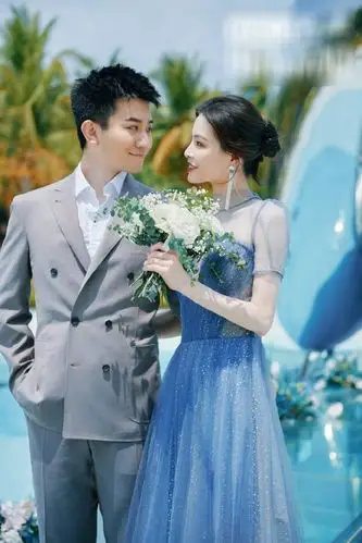 吴敏霞与老公海边拍婚纱大片对视满满爱意