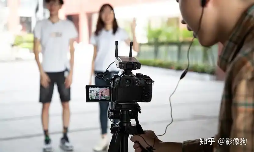 在纪录片拍摄中,采访也是非常重要的应用场景,很多时候导演会通过采访