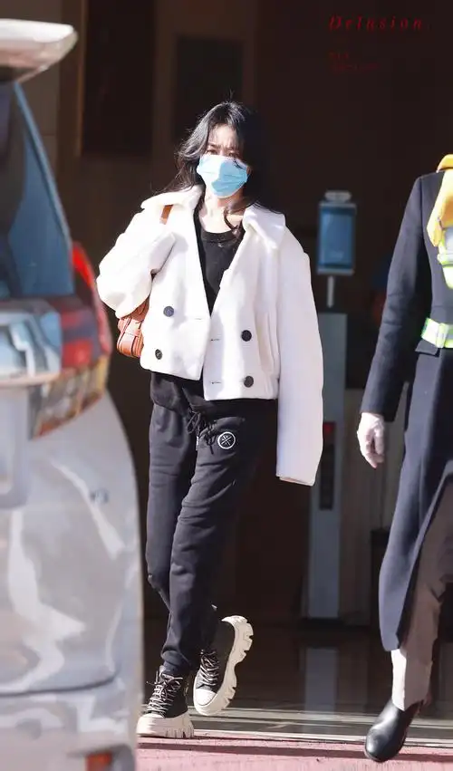 赵丽颖北京机场到达饭拍黑白简约穿搭