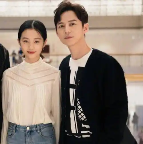 原创终于等到黄磊女儿长大多多身高接近何炅超强气质已成白富美