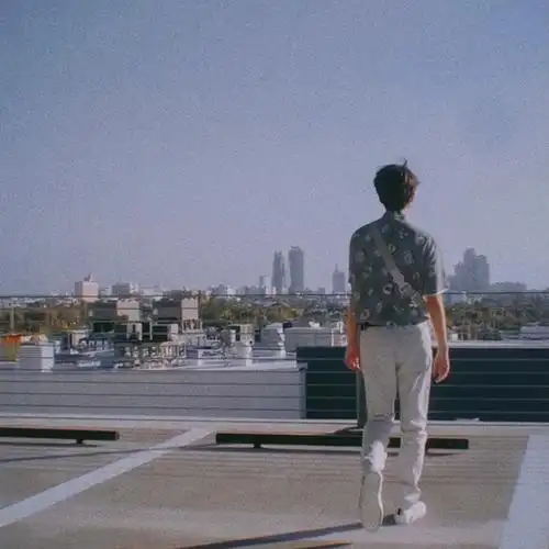 王俊凯的背影原图