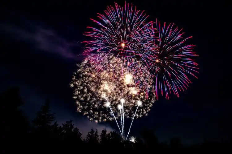 图片:表演的前几场烟花将在晴朗的天空中.随着表演的继续,.