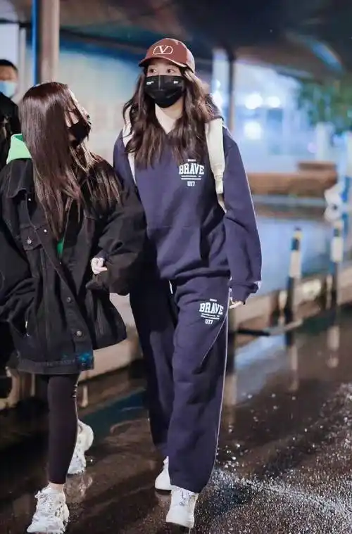 关晓彤现身机场,身穿时尚穿孔罗纹毛衣,清新休闲,尽显活力!