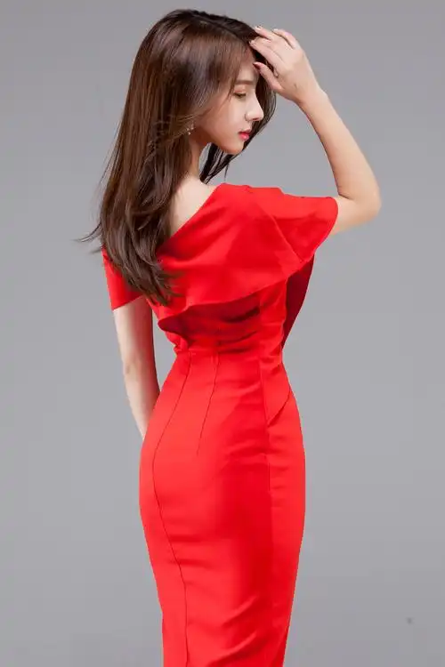 五官精致的美女小姐姐,红色的紧身连衣裙,性感韵味十足!