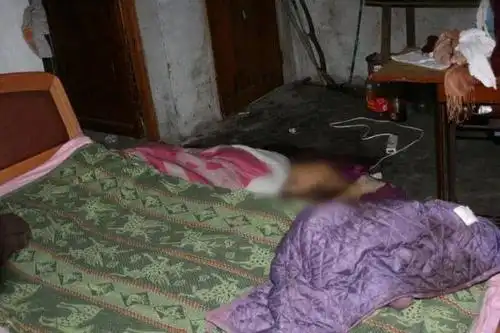 接警后,党湾派出所民警立即赶赴现场,开门后发现理发店内间床边有一具